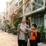 Phụ huynh tra cứu tên phường mới TP.HCM trên điện thoại trước khi tìm gia sư gần nhà